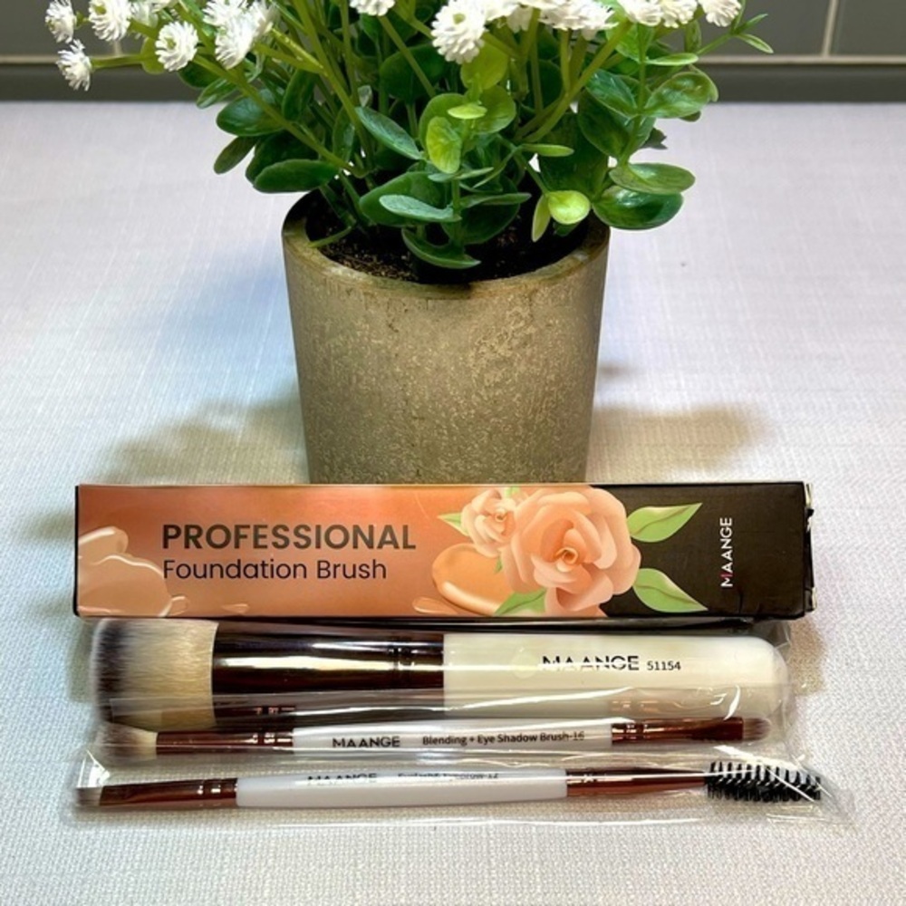 🌸 NWT Maange Professional Three Piece Foundation & Eyes Brush Set